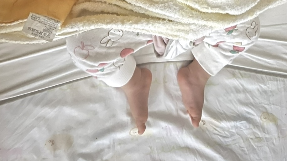 布団で寝る赤ちゃん