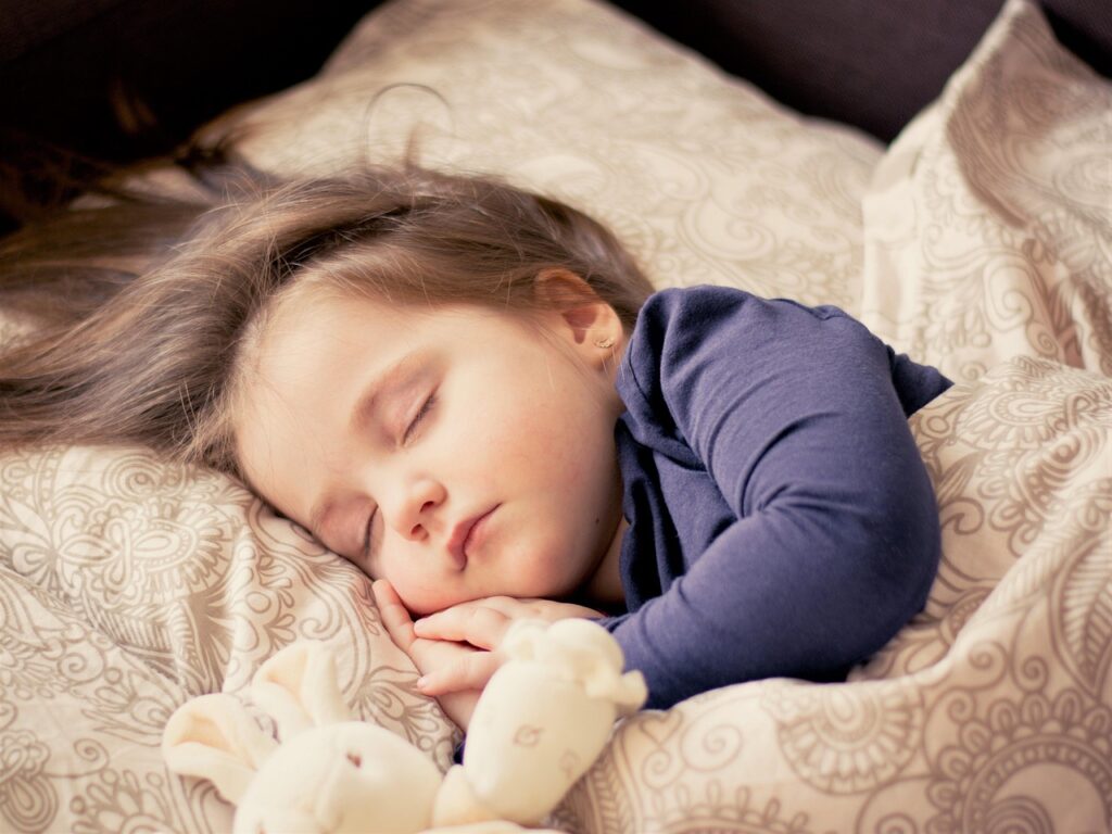 布団で眠る女の子