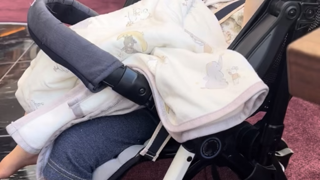 ベビーカーに横になった赤ちゃん