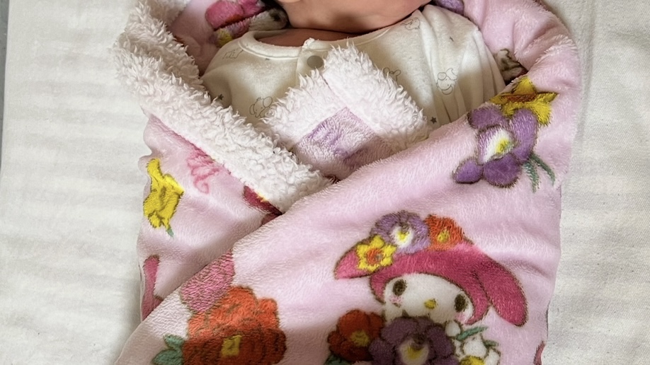 おくるみに包まれた赤ちゃん