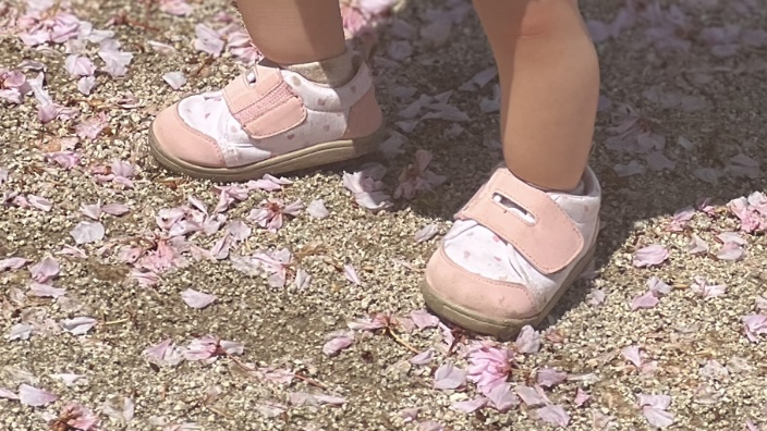 ピンクの靴を履いた子ども