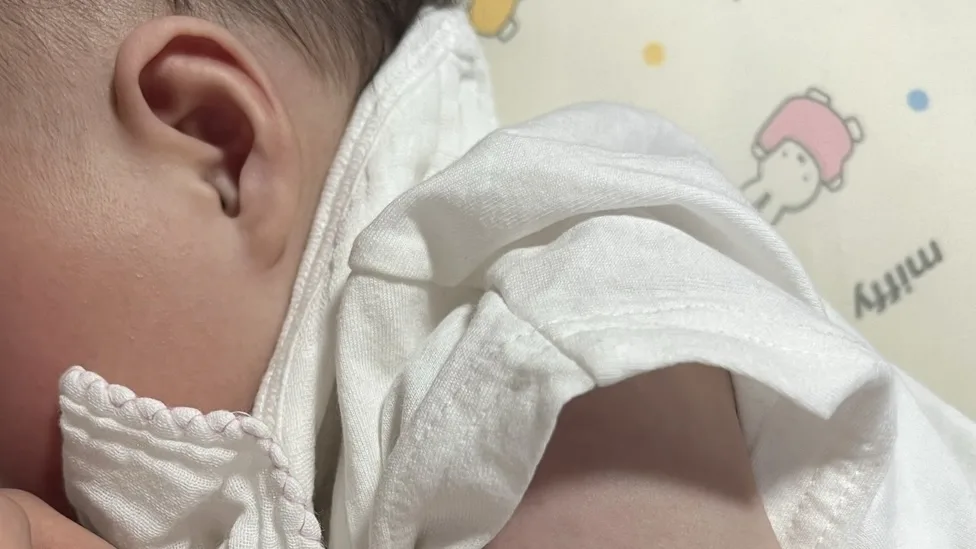 横向きで眠る赤ちゃん