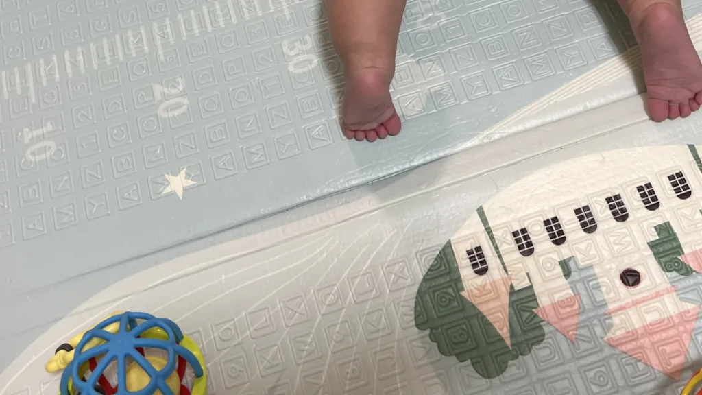 プレイマットで遊ぶ赤ちゃん