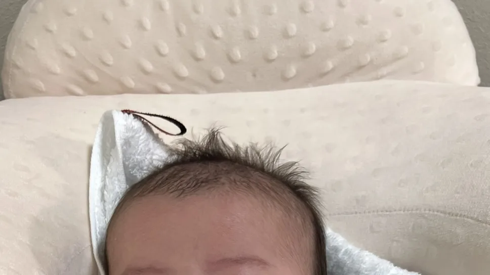 授乳枕で寝る赤ちゃん