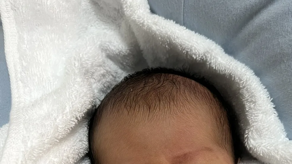タオルに包まれた赤ちゃん