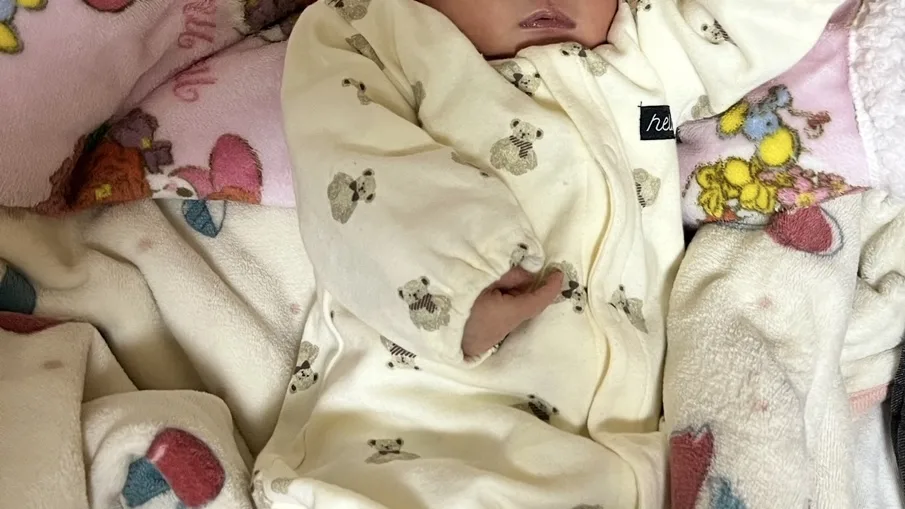 毛布で寝る赤ちゃん