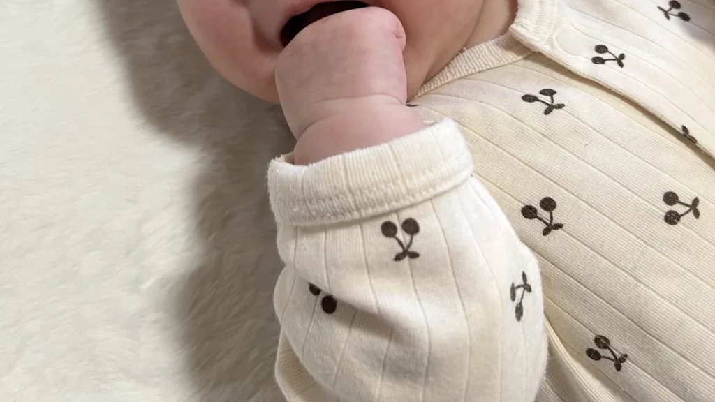 おしゃぶりする赤ちゃん