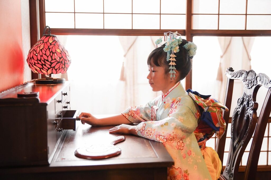 着物を着た女の子が引き出しを開ける