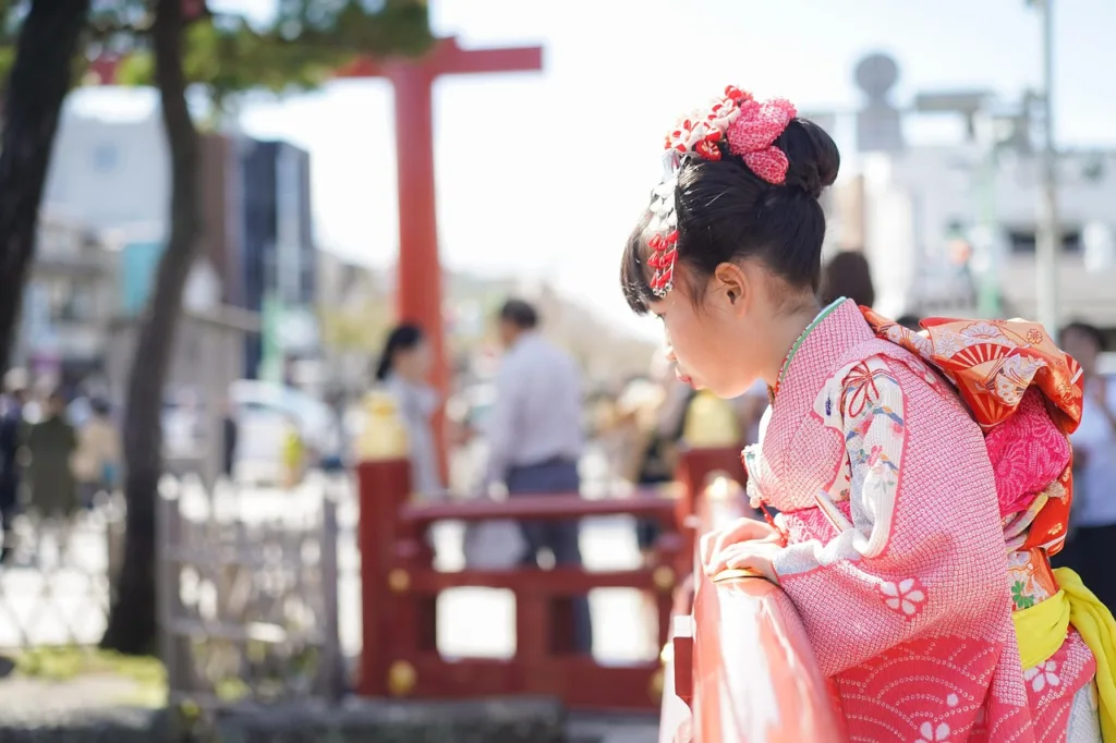 着物を着た女の子が覗き込む