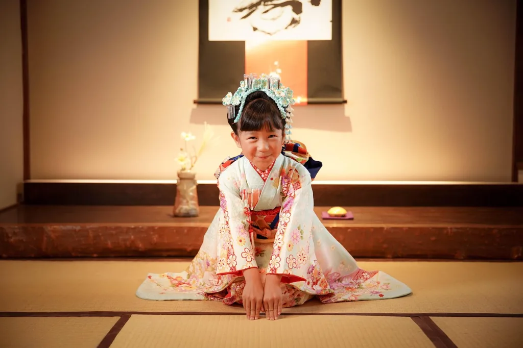 着物を着た女の子が挨拶をする