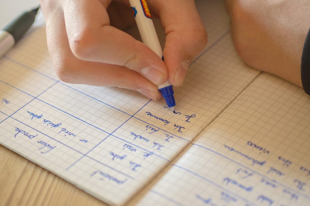 ノートで英語の学習をする子供